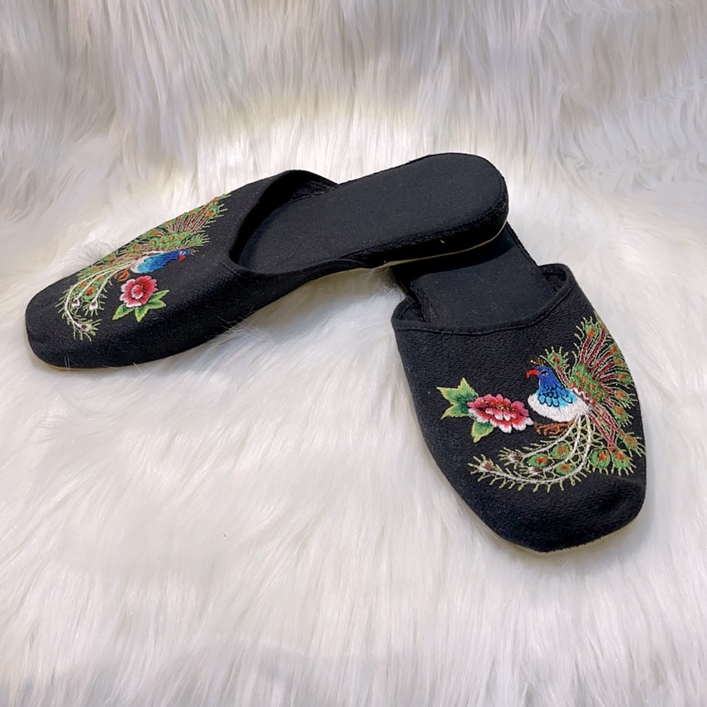 Women's size 40 embroidered slippers